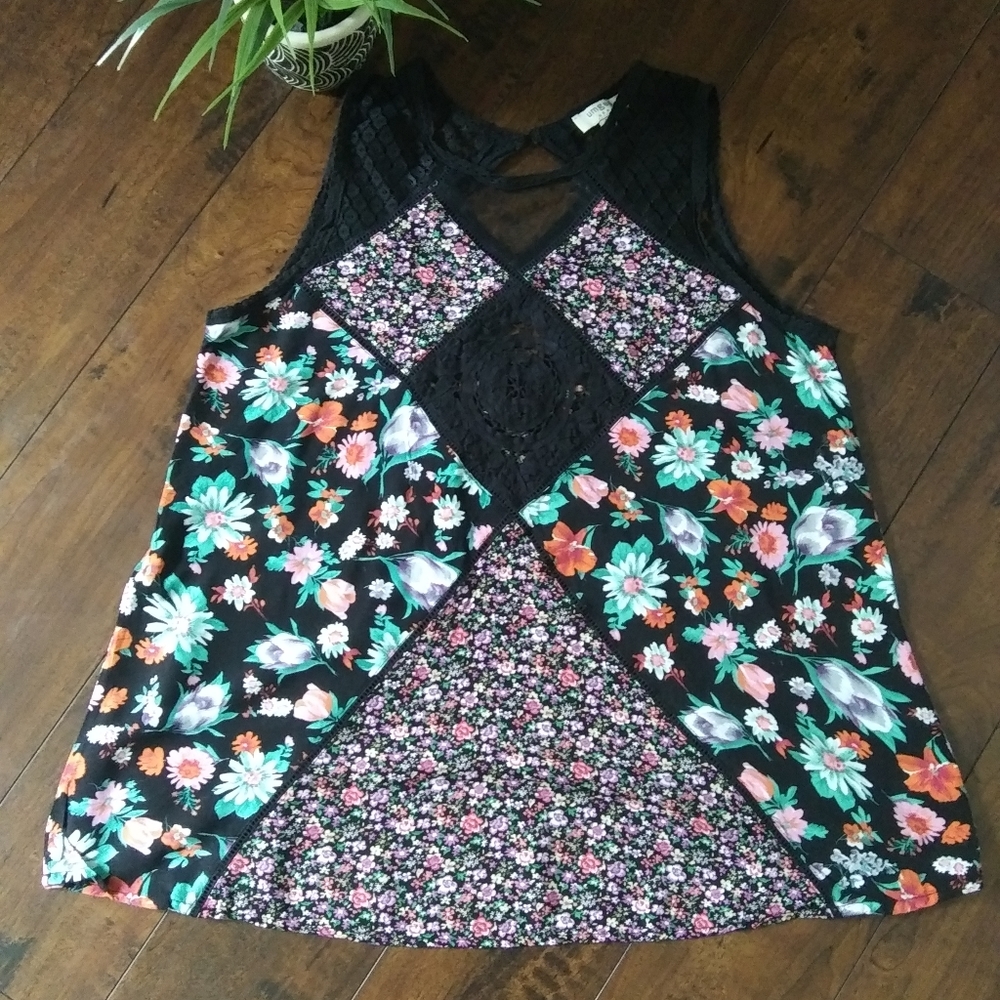 Umgee floral/lace blouse size M